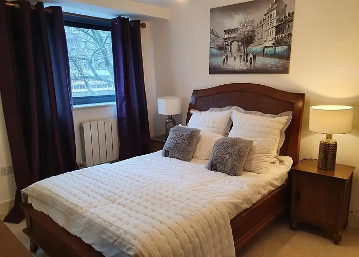 2 Bed Waterfront Luxury Apartment, London E14