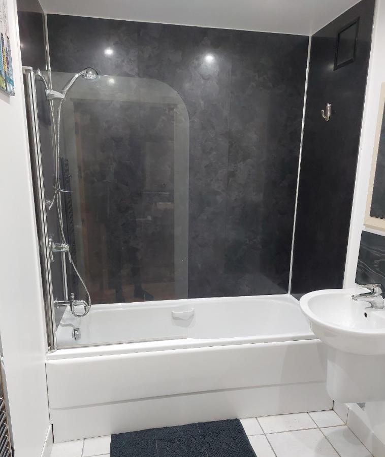 2 Bed Waterfront Luxury Apartment, E14 * London